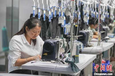 江西南昌:針織服裝企業(yè)趕制出口訂單忙