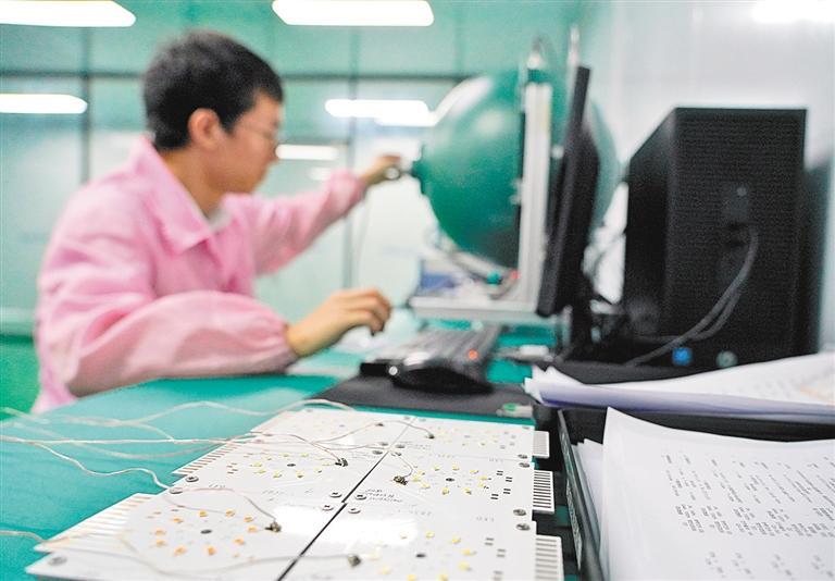 【沿著總書(shū)記的足跡】逐光前行--南昌LED產(chǎn)業(yè)發(fā)展掠影